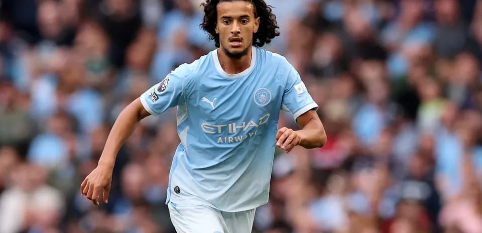 Joueur de Manchester City courant sur le terrain