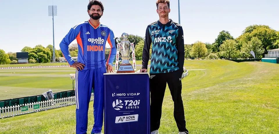 Joueurs d'Inde et de Nouvelle-Zélande avec le trophée