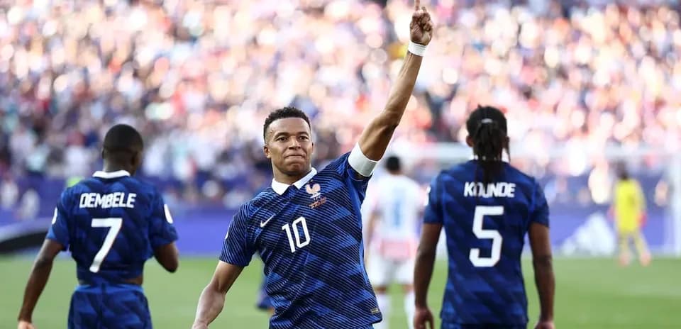 Kylian Mbappé célébrant un but avec coéquipiers