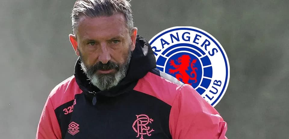 Entraîneur portant un survêtement Rangers lors d'un entraînement