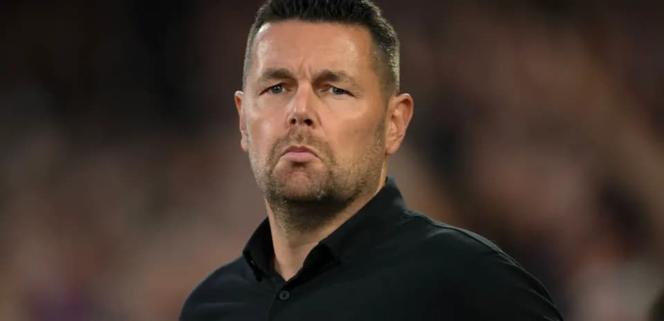 Entraîneur observant le match depuis le bord du terrain