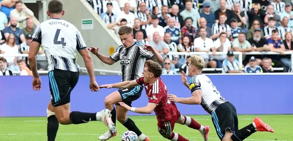 Joueurs en action lors d'un match de football