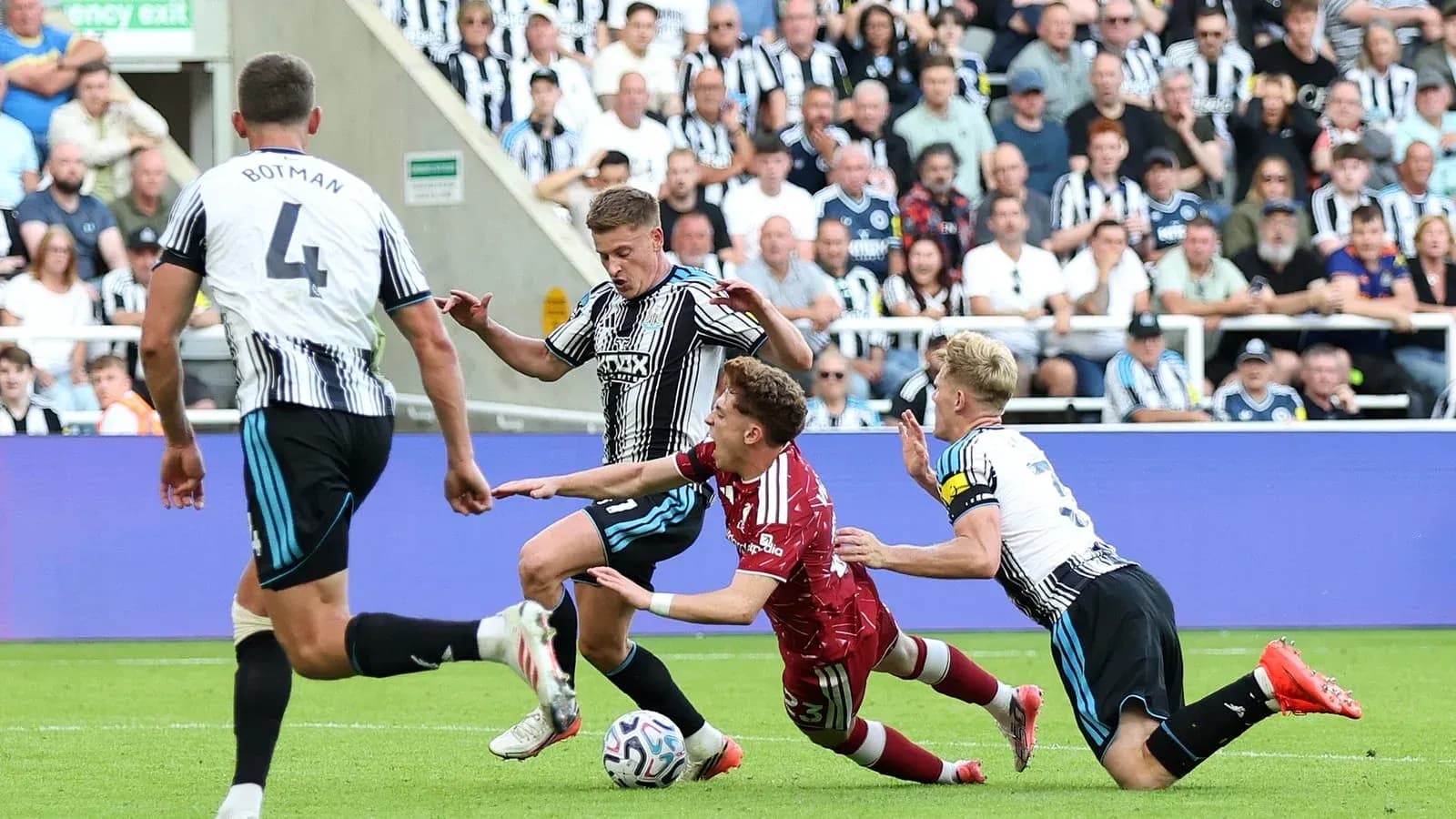 Joueurs en action lors d'un match de football