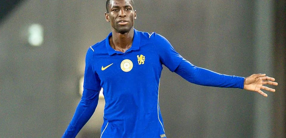 Joueur de football en maillot bleu de Chelsea