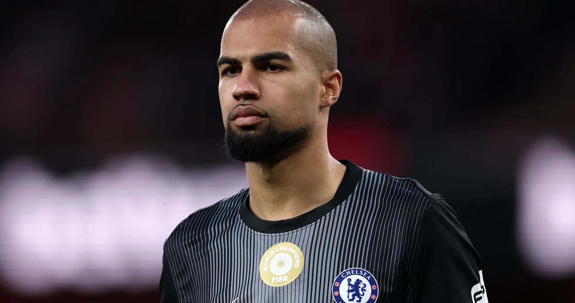 Joueur de Chelsea en maillot noir sur le terrain