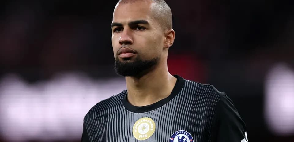 Joueur de Chelsea en maillot noir sur le terrain