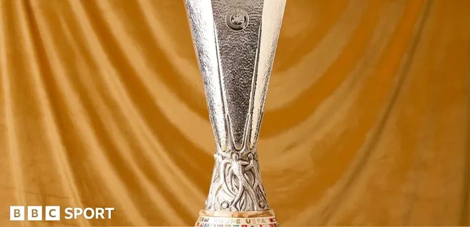 Trophée de la Ligue Europa sur fond doré