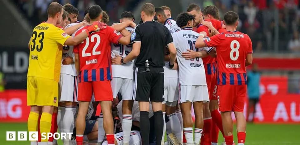 Joueurs entourant un coéquipier blessé sur le terrain