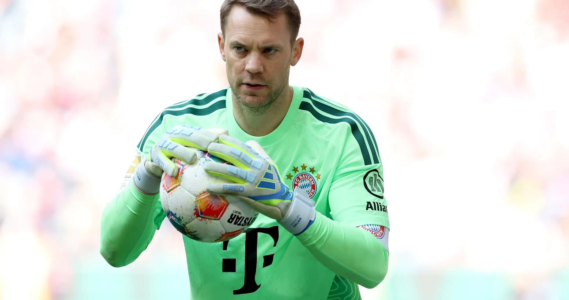 Gardien de but de Bayern Munich tenant le ballon