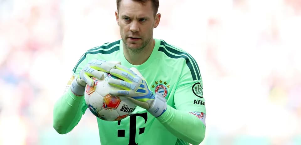 Gardien de but de Bayern Munich tenant le ballon