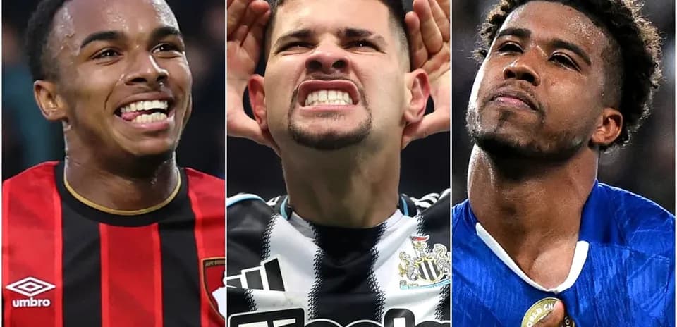 Trois joueurs de football en action, célébrant