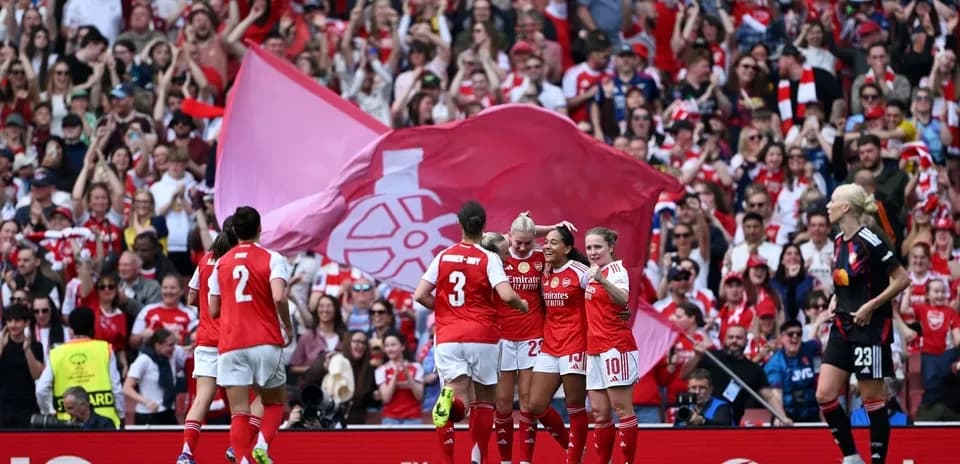 Joueuses d'Arsenal célébrant un but avec des supporters