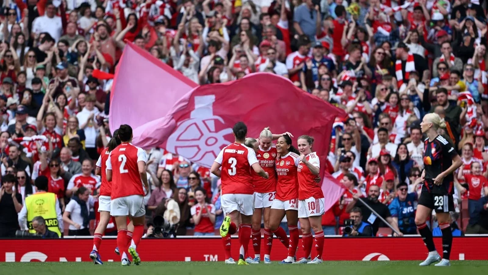 Joueuses d'Arsenal célébrant un but avec des supporters