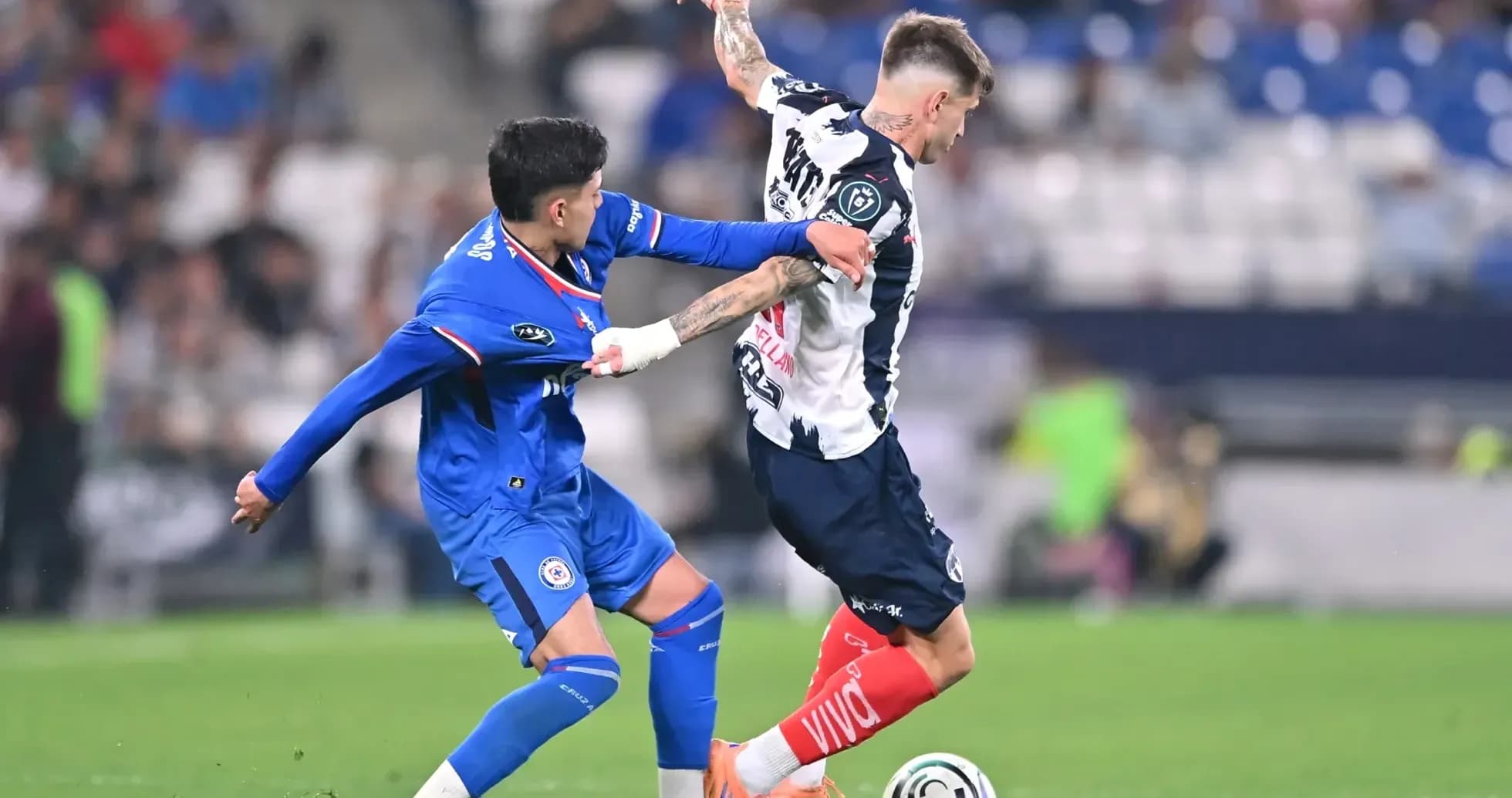 Un joueur de Monterrey dribble un joueur de Cruz Azul
