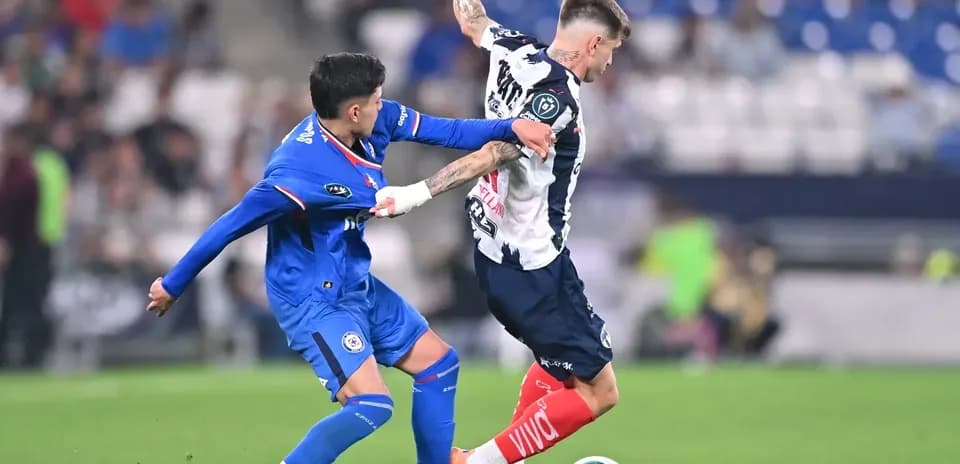 Un joueur de Monterrey dribble un joueur de Cruz Azul