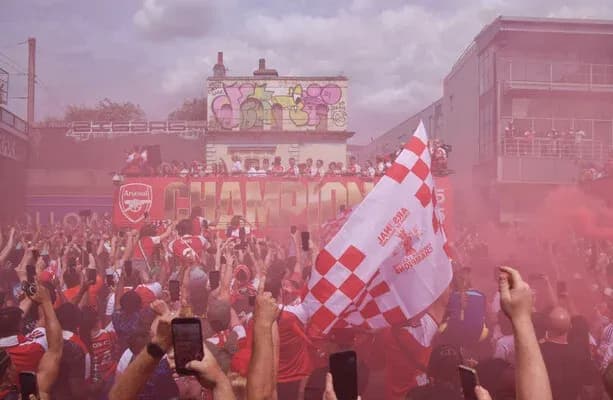 Foule célébrant le titre de champion d'Arsenal