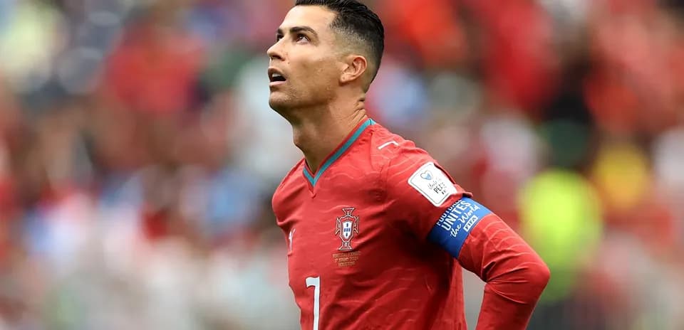 Joueur regardant vers le ciel pendant un match