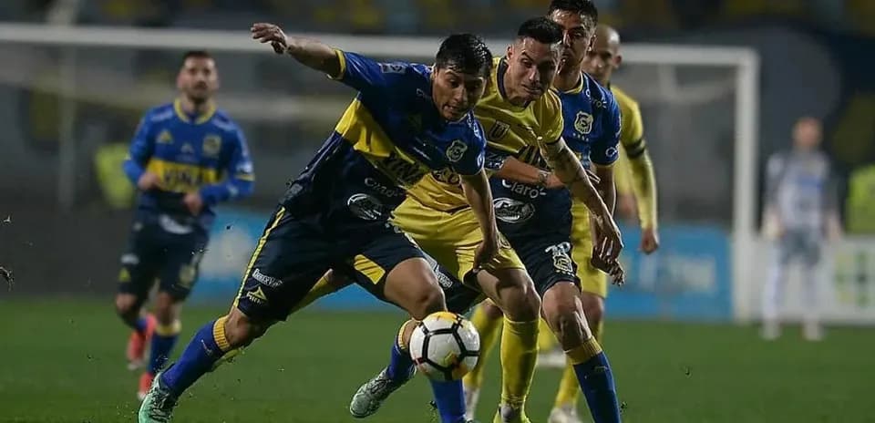 Deux joueurs en compétition pour le ballon