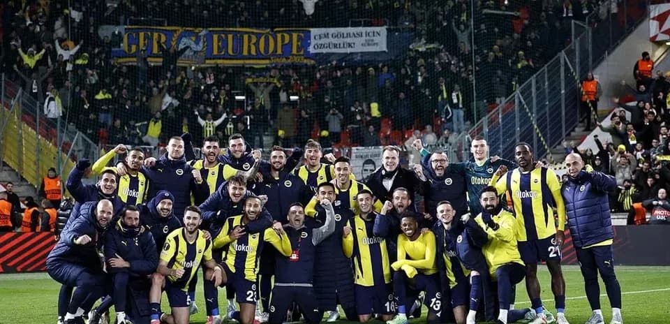Équipe de Fenerbahçe célébrant une victoire