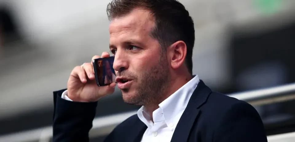 Homme parlant au téléphone dans un stade