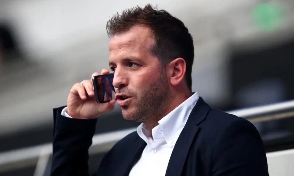 Homme parlant au téléphone dans un stade