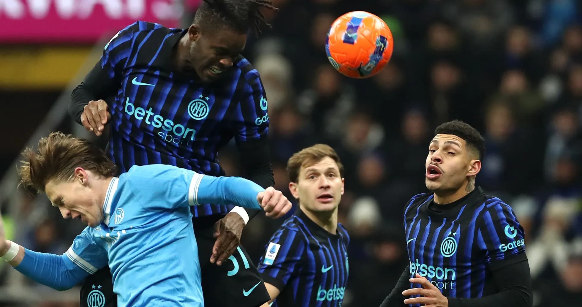 Joueur d'Inter en duel aérien avec adversaire