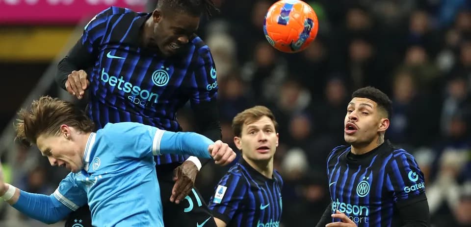 Joueur d'Inter en duel aérien avec adversaire