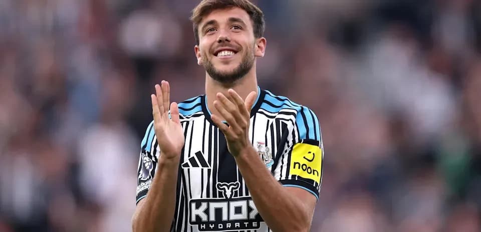 Joueur applaudissant avec le maillot de Newcastle