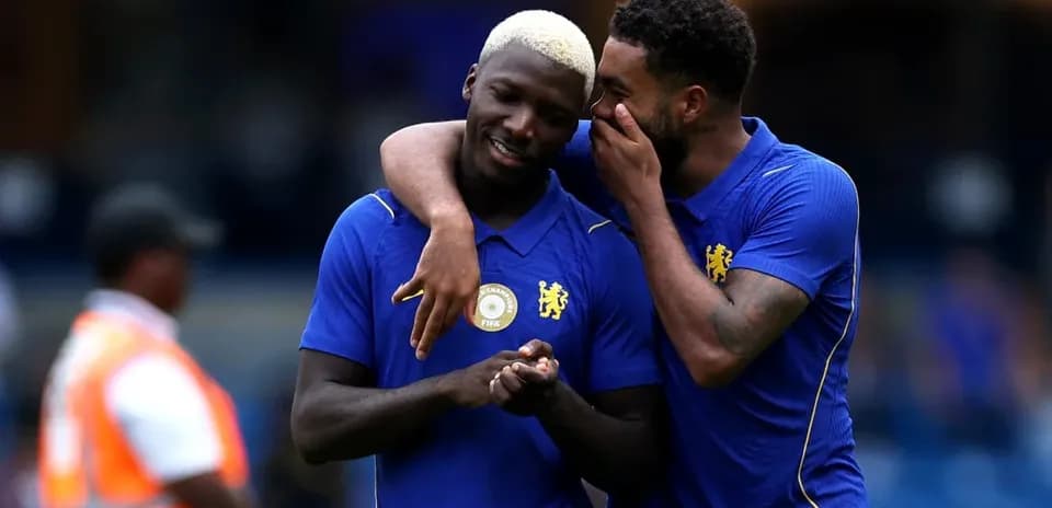 Deux joueurs de Chelsea se parlent pendant l'entraînement