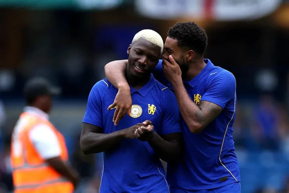 Deux joueurs de Chelsea se parlent pendant l'entraînement