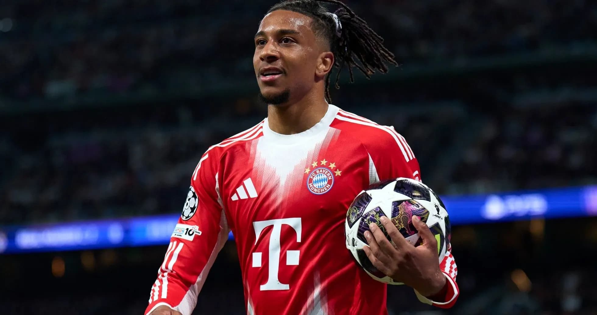 Joueur de Bayern Munich tenant un ballon de football