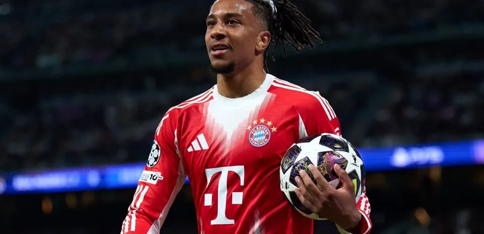 Joueur de Bayern Munich tenant un ballon de football