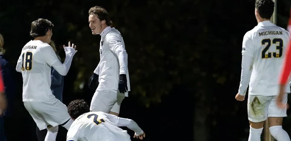 Joueurs de Michigan célébrant un but sur le terrain