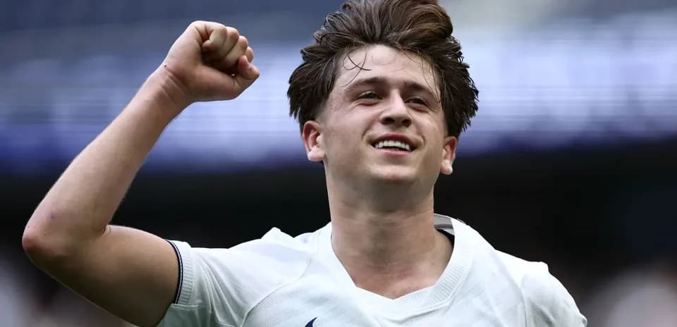 Joueur célébrant avec le poing levé après un but