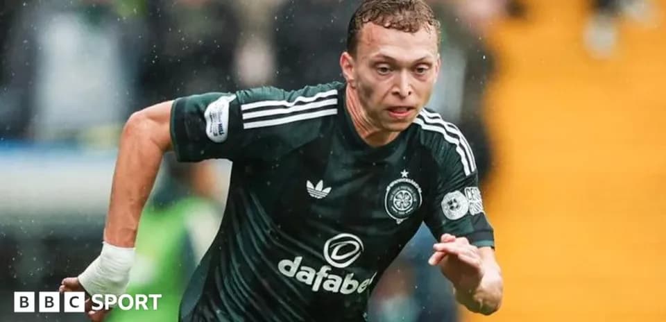 Joueur courant sous la pluie pendant un match