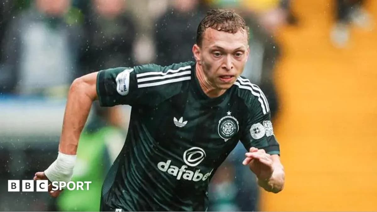 Joueur courant sous la pluie pendant un match
