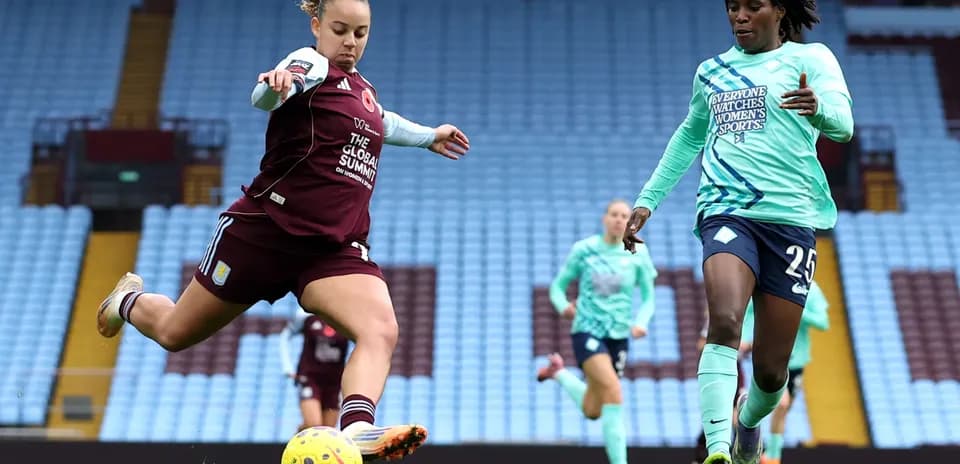 Une joueuse d'Aston Villa frappe le ballon
