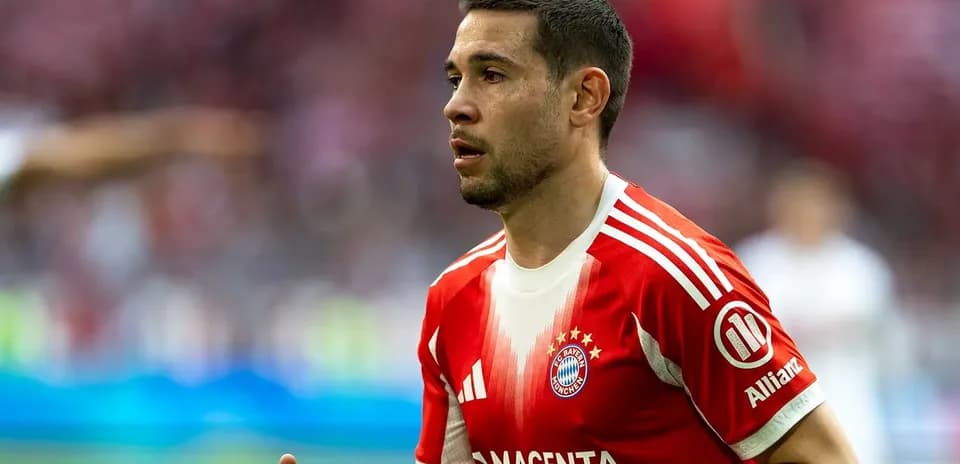 Joueur de Bayern Munich courant sur le terrain