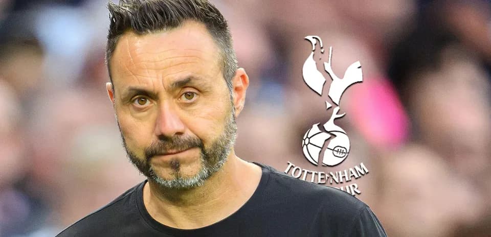Entraîneur de Tottenham avec logo du club en arrière-plan