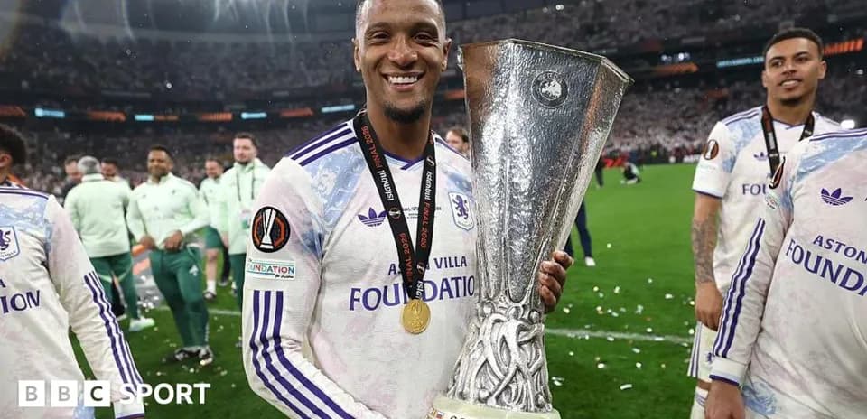 Joueur tenant le trophée de la Coupe UEFA