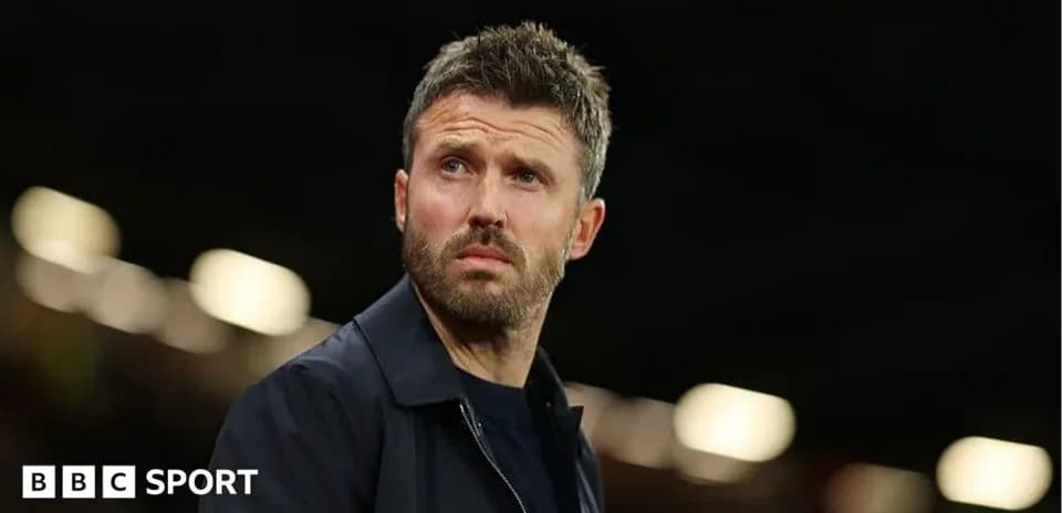 Entraîneur observant le match depuis la ligne de touche