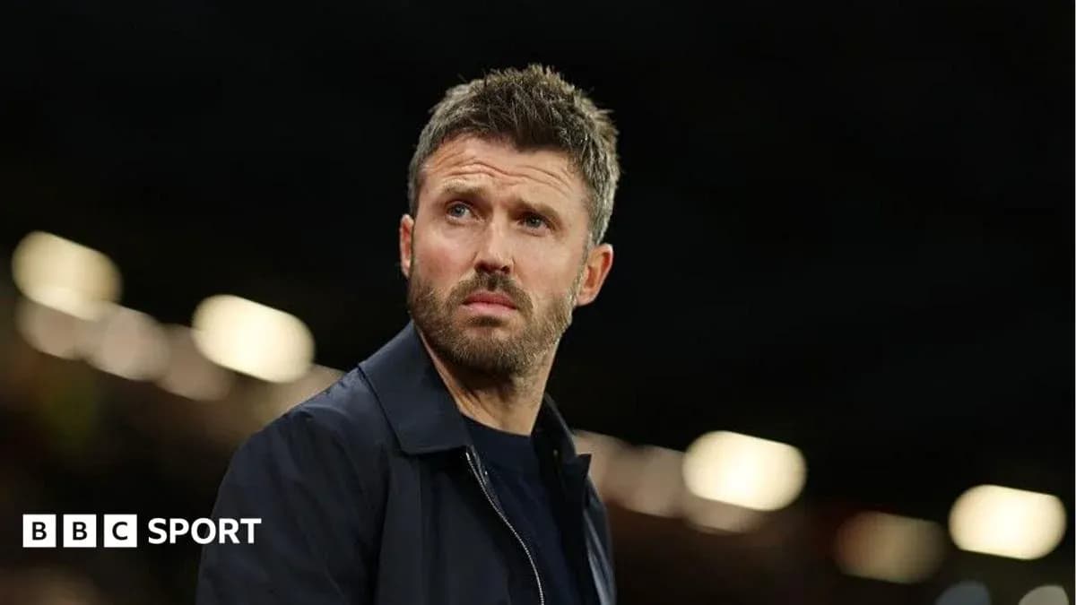 Entraîneur observant le match depuis la ligne de touche