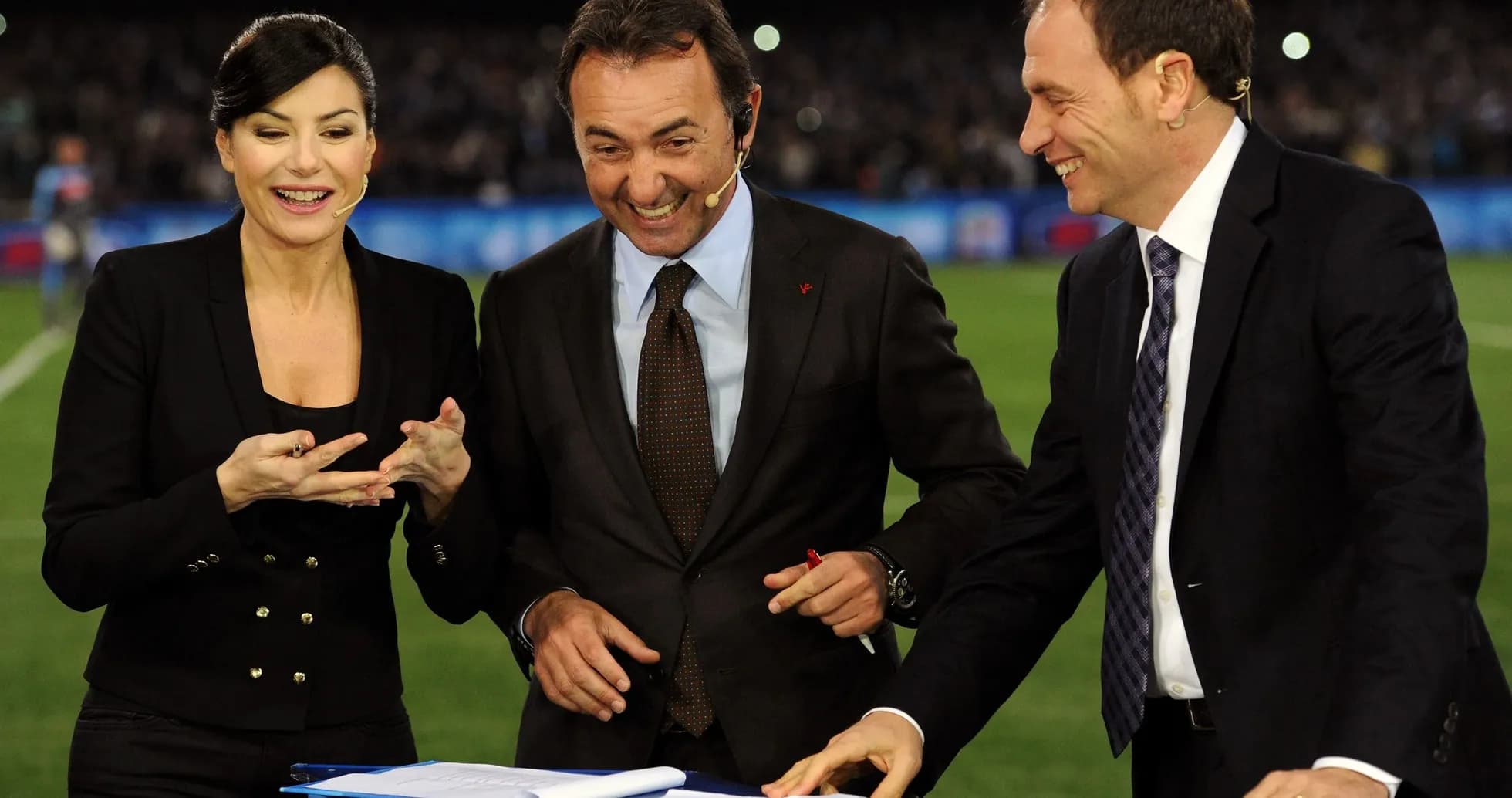 Trois présentateurs discutant sur un plateau de télévision