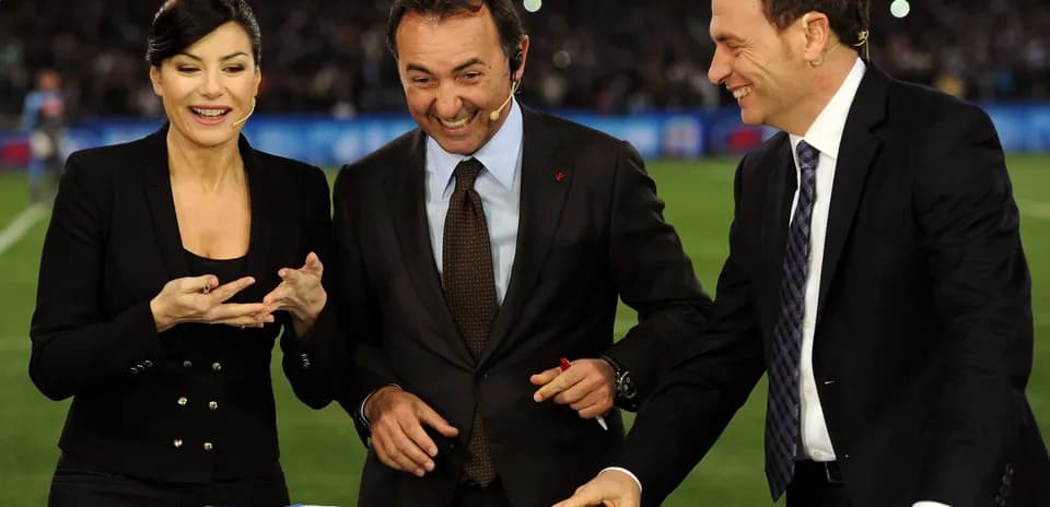 Trois présentateurs discutant sur un plateau de télévision