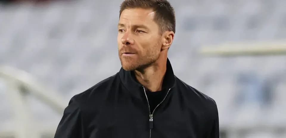 Entraîneur observant le match depuis la touche