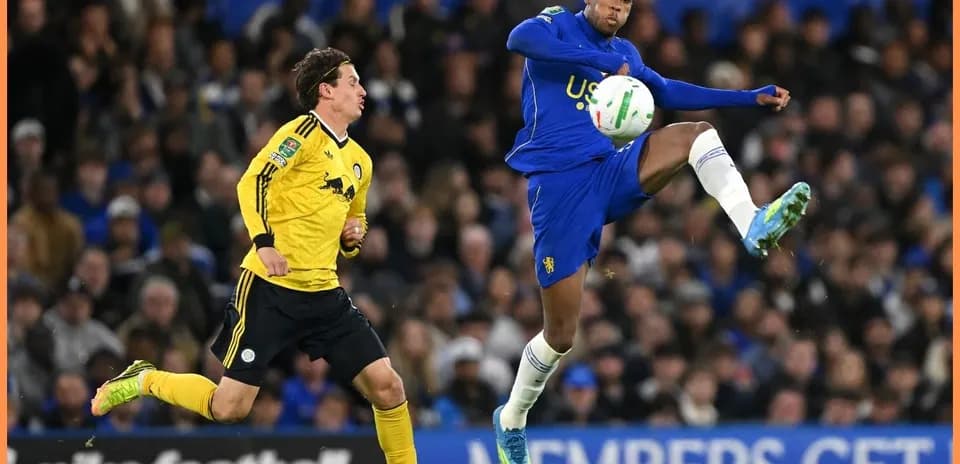 Joueur sautant pour le ballon lors d'un match