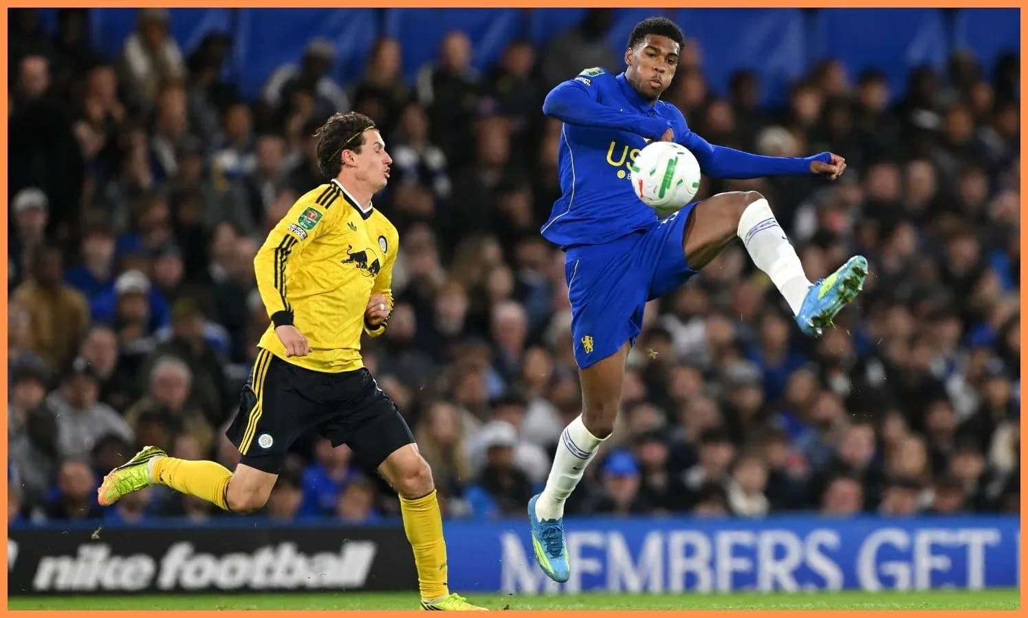 Joueur sautant pour le ballon lors d'un match