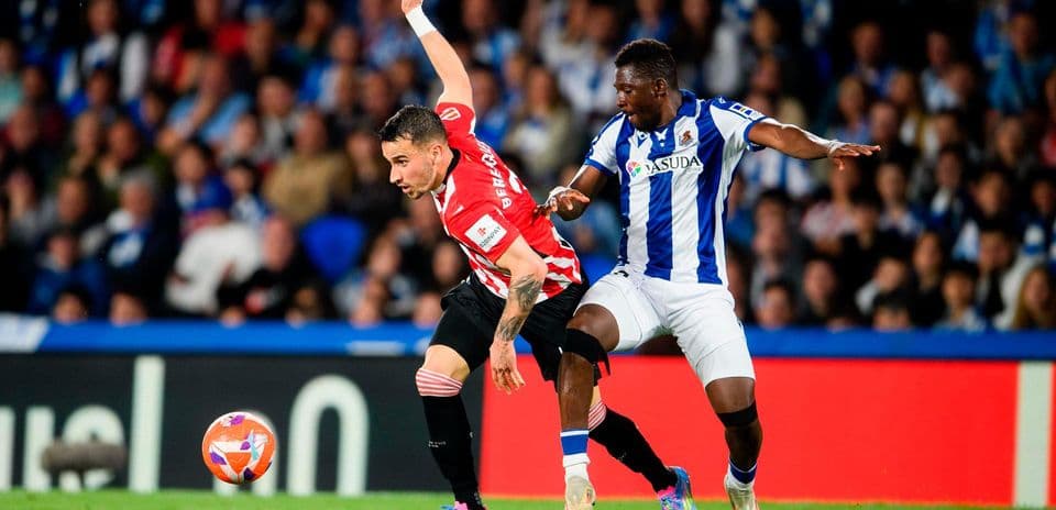 Un joueur de Real Sociedad contre un joueur de Valencia