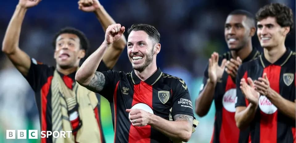 Joueurs d'AFC Bournemouth célébrant une victoire ensemble