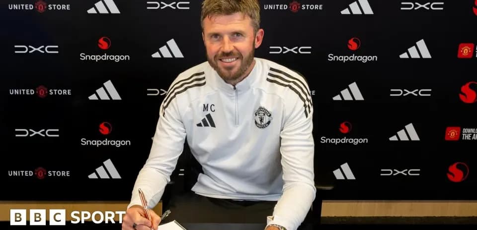 Entraîneur signant un contrat au bureau de Manchester United